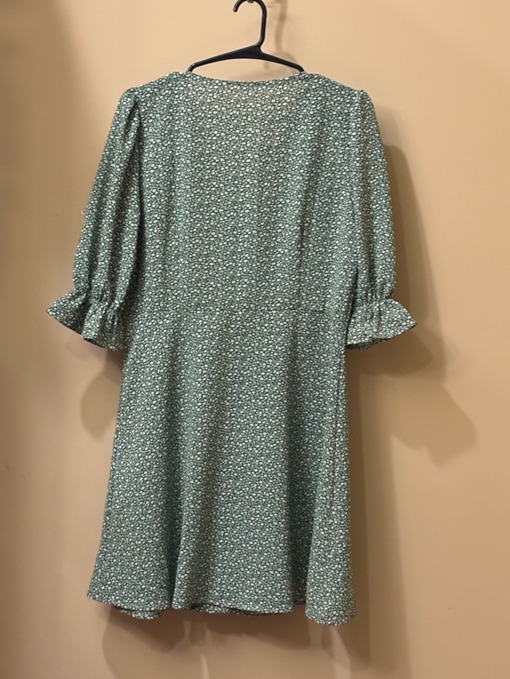 Green Floral V-Neck Button Front Dress size S/M (tags are missing) - Picture 3 of 5